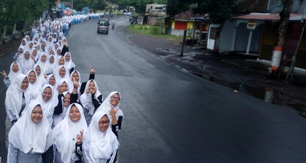 Jalan Sehat Ala Santri Meriahkan Haflatut Takhrij dan Dzikrol Maulid IAI Syarifuddin